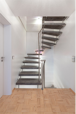 Eine Kenngott-Treppe mit Edelstahlgeländer und Stufen in Pinie Nordicline Longlife.