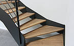 Detail Antritt viertelgewendelt einer HPL-Treppe